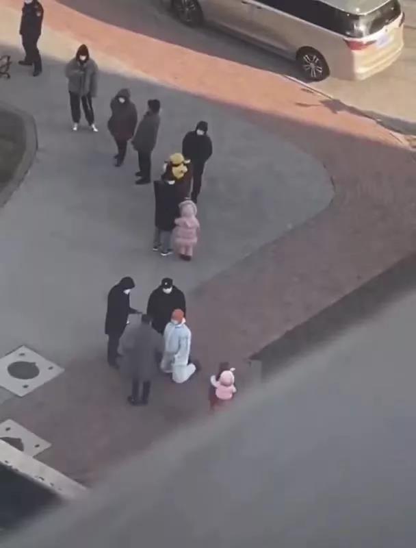 防疫志愿者給老人下跪當(dāng)事人雙方進(jìn)行回應(yīng) 防疫志愿者給老人下跪當(dāng)事人雙方進(jìn)行回應(yīng)